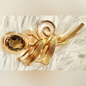 AMCO Vintage Gold Filled 14K Smokey Quartz and Pearl Flower Brooch